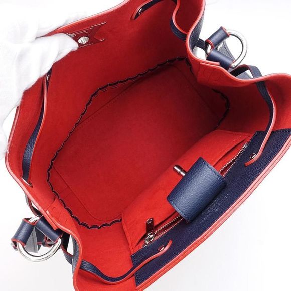 LockMe Bucket  Grain Calf Leather Diagonal Marine Rouge Navy - Picture 2 of 11